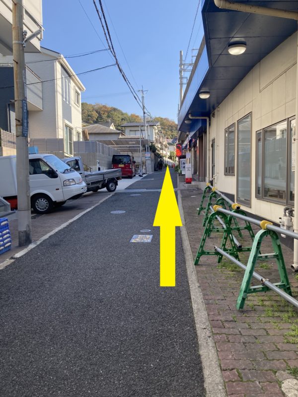 塩屋駅から東向きの道