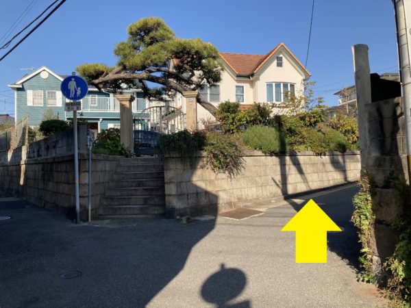 塩屋駅から西向地蔵方面の道