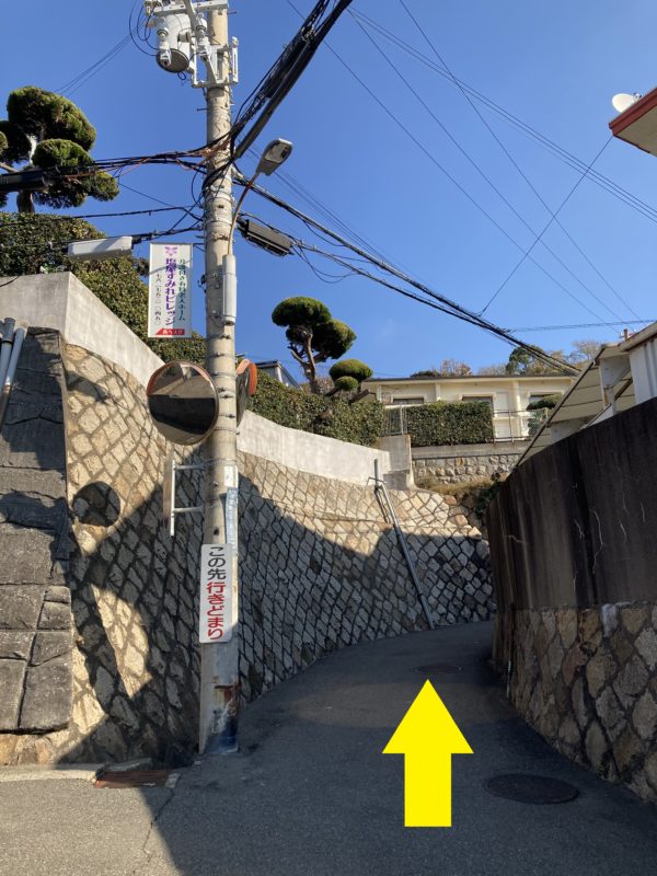 塩屋駅から西向地蔵方面の道