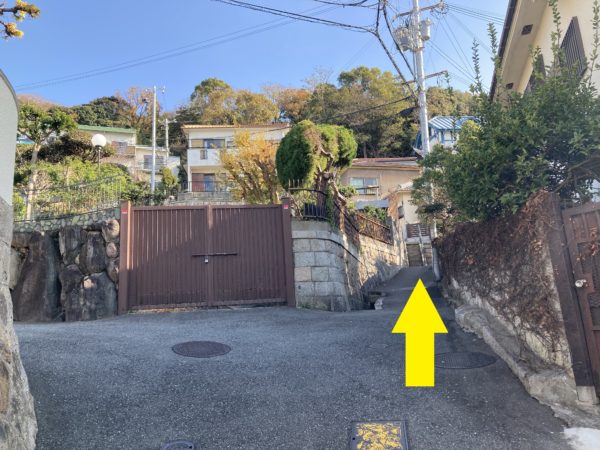 塩屋駅から西向地蔵方面の道