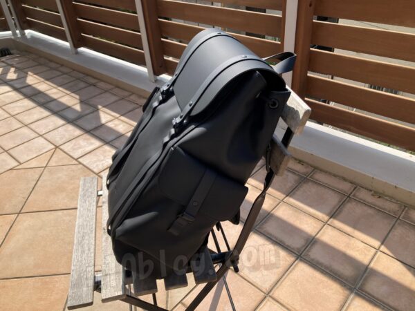 椅子の上で全体