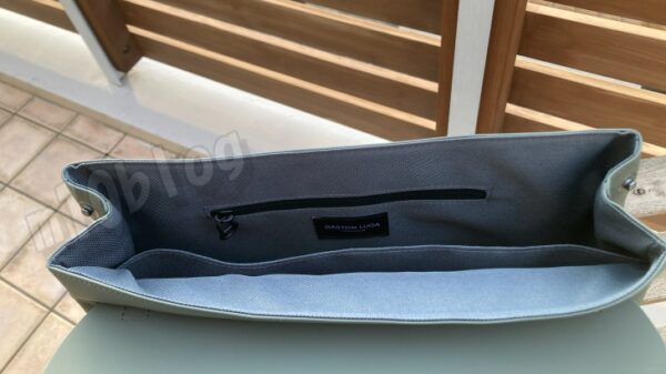 中のポケット後ろから